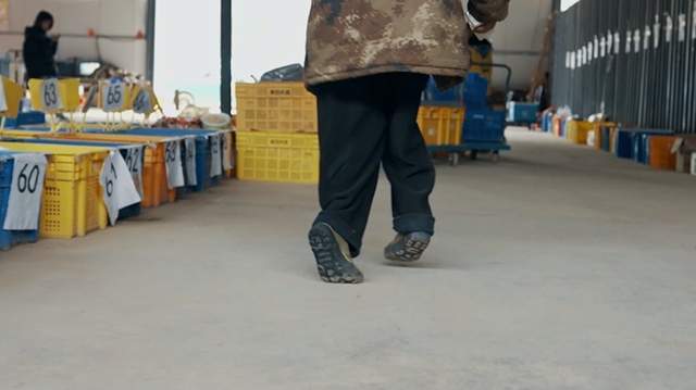 原创大凉山跛脚大学生的成就感拥抱社区电商爬山路给村民送菜