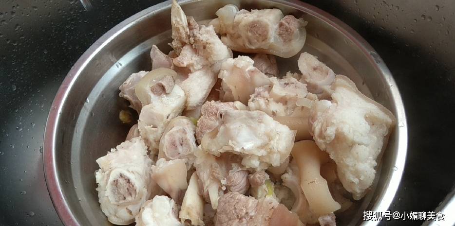 猪脚怎么做好吃又简单视频 b73db5df108d48408b7b382376b75249.jpeg