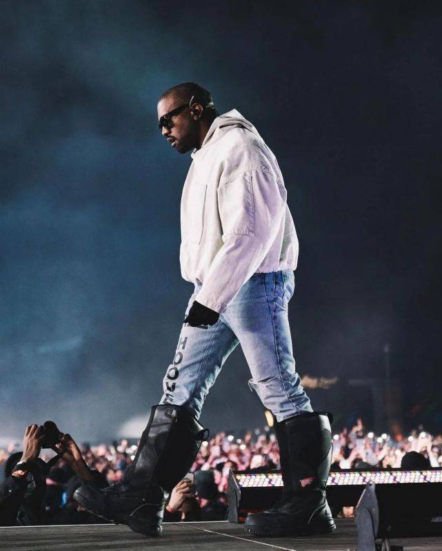 后续 又要突袭？Yeezy x GAP联名&quot;黑色冲锋衣&quot;被Kanye上身，疑将发售！