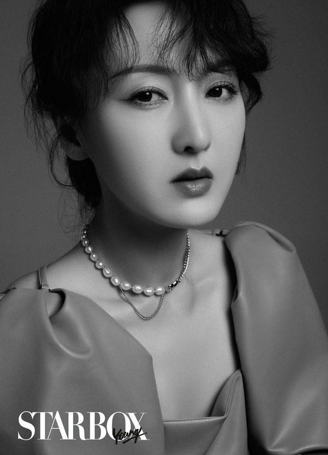 何雨晴最新写真曝光 干净清透淡淡的美_表演_江遥_角色