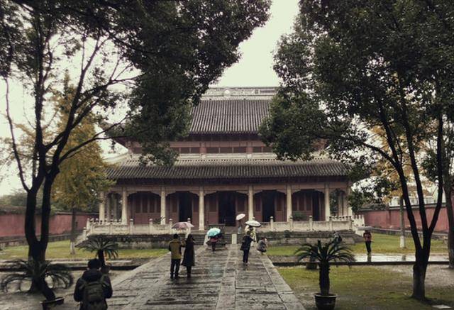 浙江独一个宫殿式庙宇，设计仿照故宫太和殿，被誉“江南紫禁城”