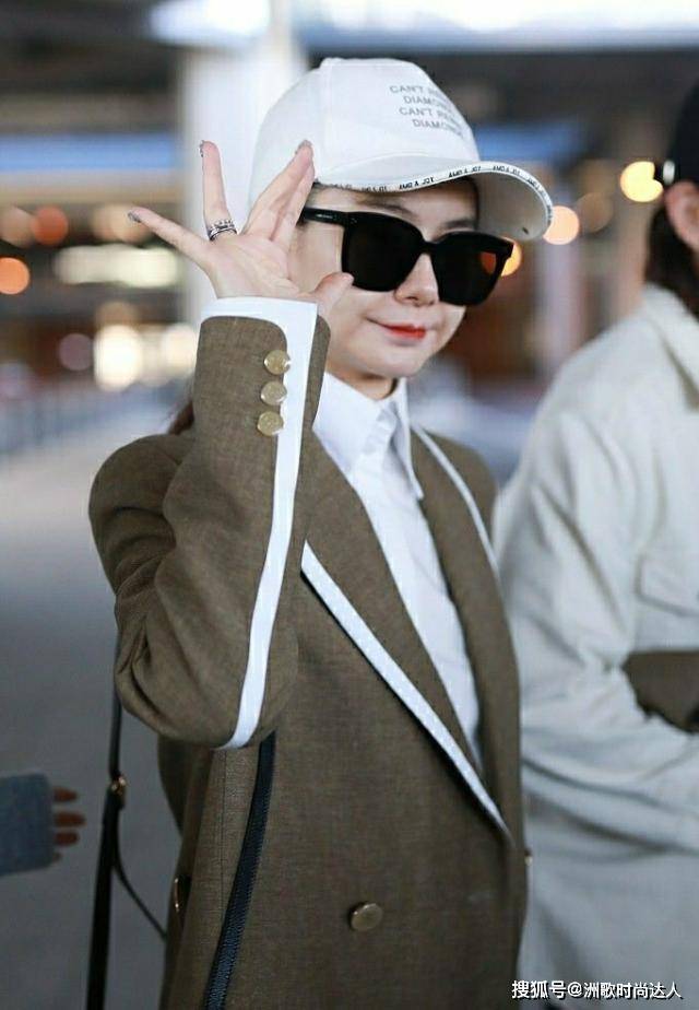 设计 戚薇李承铉又撒狗粮,机场穿搭化身摩登男女,不要太潮了