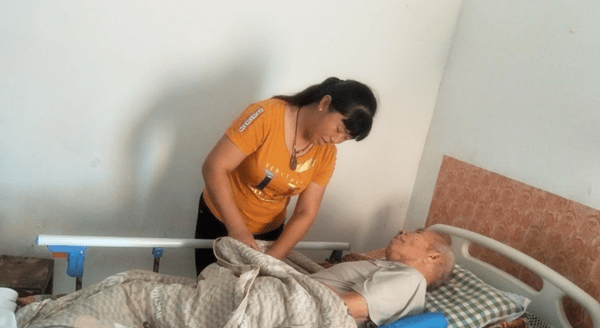 老人生病时女儿和媳妇谁更应该去照顾过来人的说法很实在