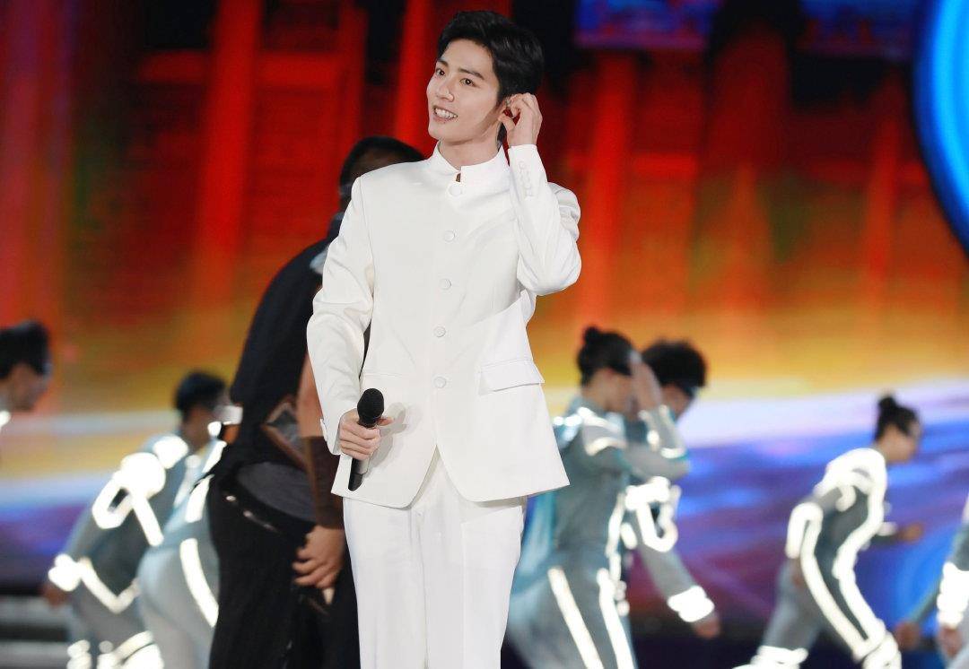 品牌|知名主持人直言眼光好，又获品牌方续约，肖战的优秀有目共睹