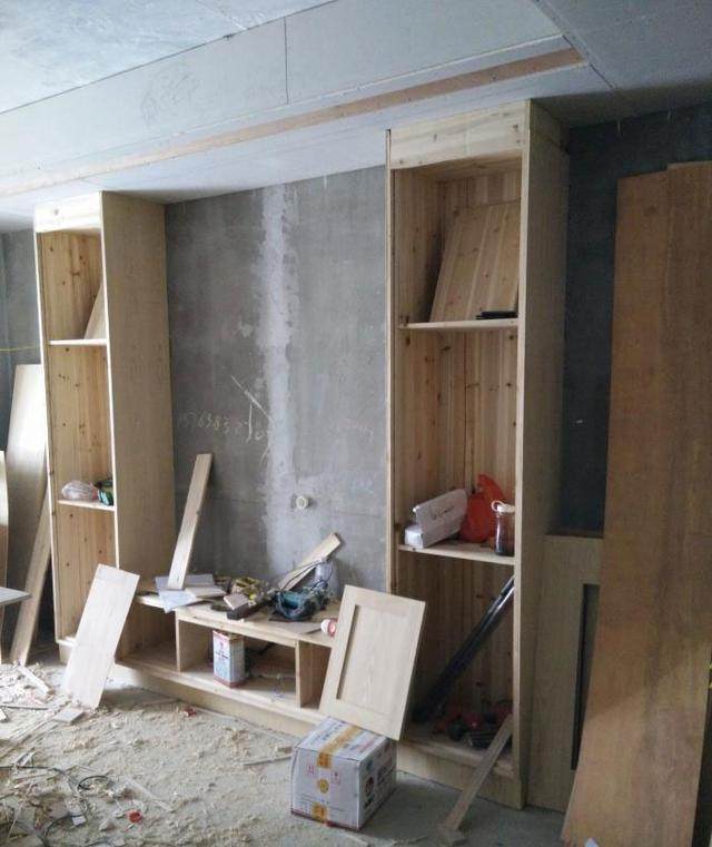 新房装修中,木工加班加点20天做完满屋子家具,工钱17300贵吗?
