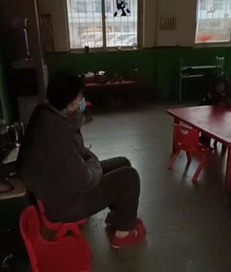 天气|河南一小班因天气太冷，只有两个孩子来上学，老师等得望眼欲穿