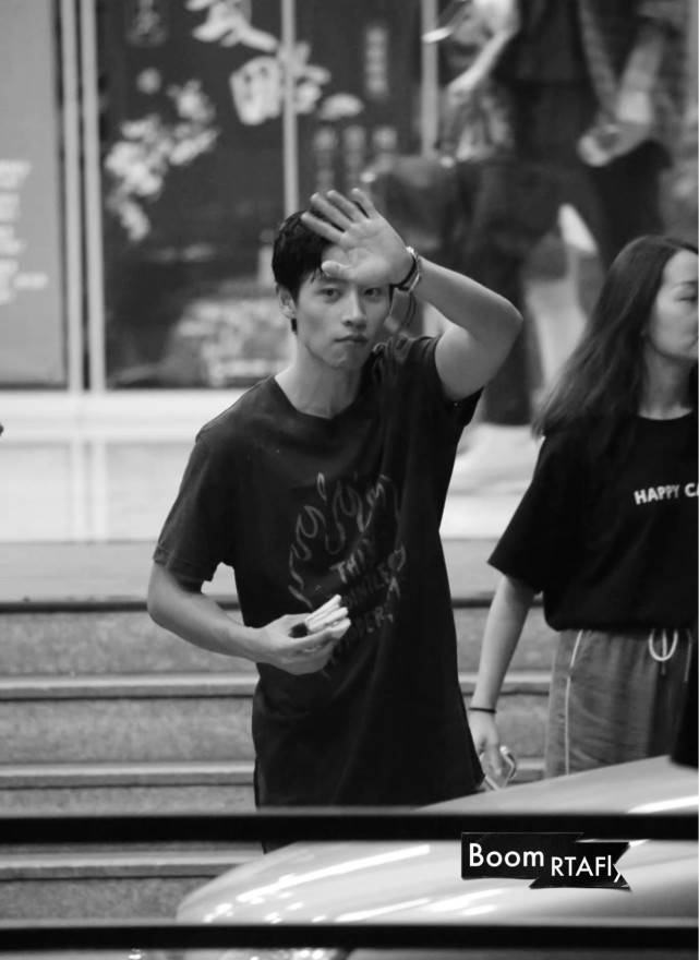 声音|魏晨分享视频感谢粉丝，手机录视频无修音唱歌，瘦到面部凹陷