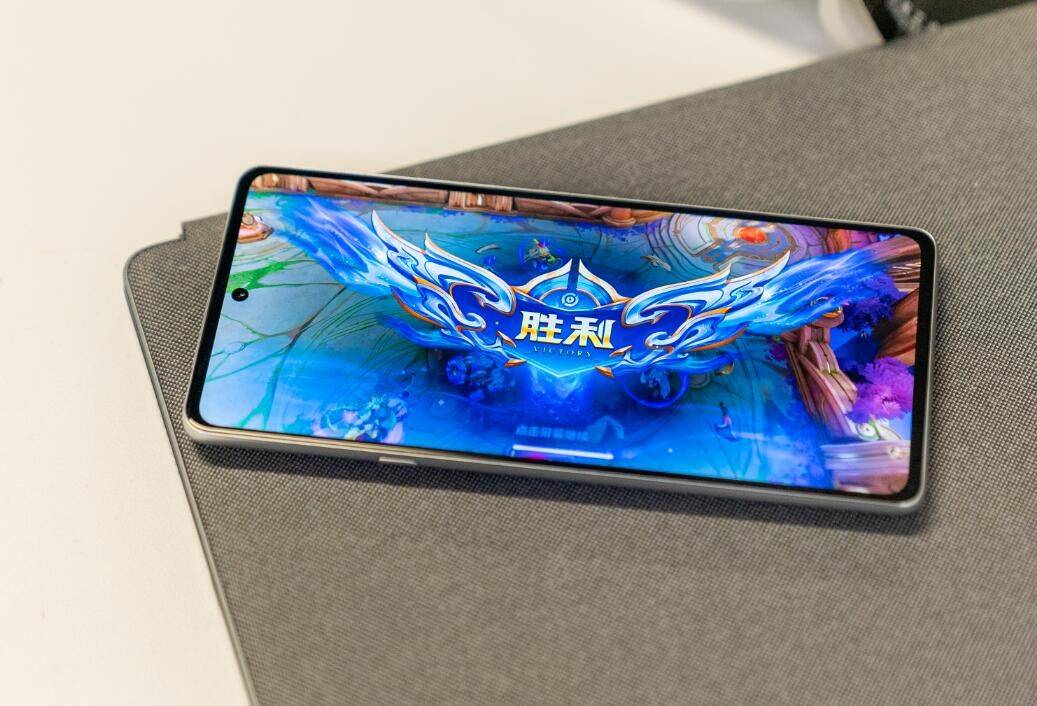 全球|小米12 Pro今晚发布，性价比方面moto edge X30将是最大对手