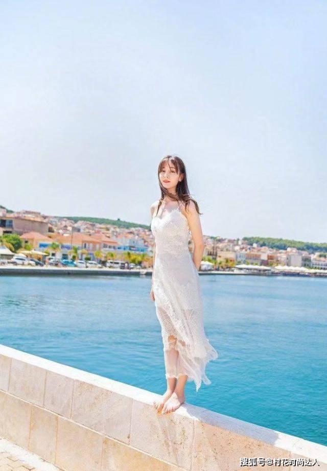 唯美 迪丽热巴穿婚纱拍大片，一袭白纱拖地美的惊艳，搭配板鞋尽显个性