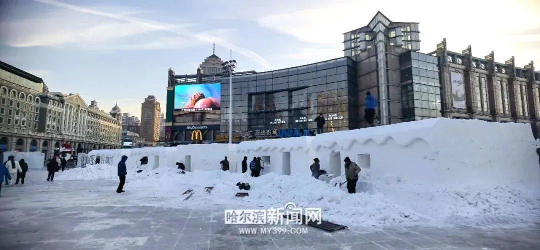 江畔|超宽大滑梯搭建中，雪房子有门窗了……沿江冰雪景观上新，超期待！