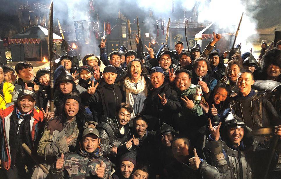 演技|新版《天龙八部》乔峰戏份杀青，杨祐宁亲吻导演于荣光被赞豪爽！