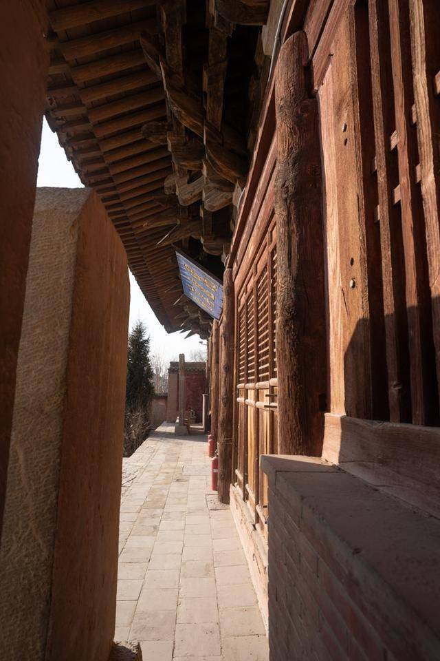 洪福寺,是被世间忽视的存在,山门穿堡墙而过,守门师傅介绍,大殿建于