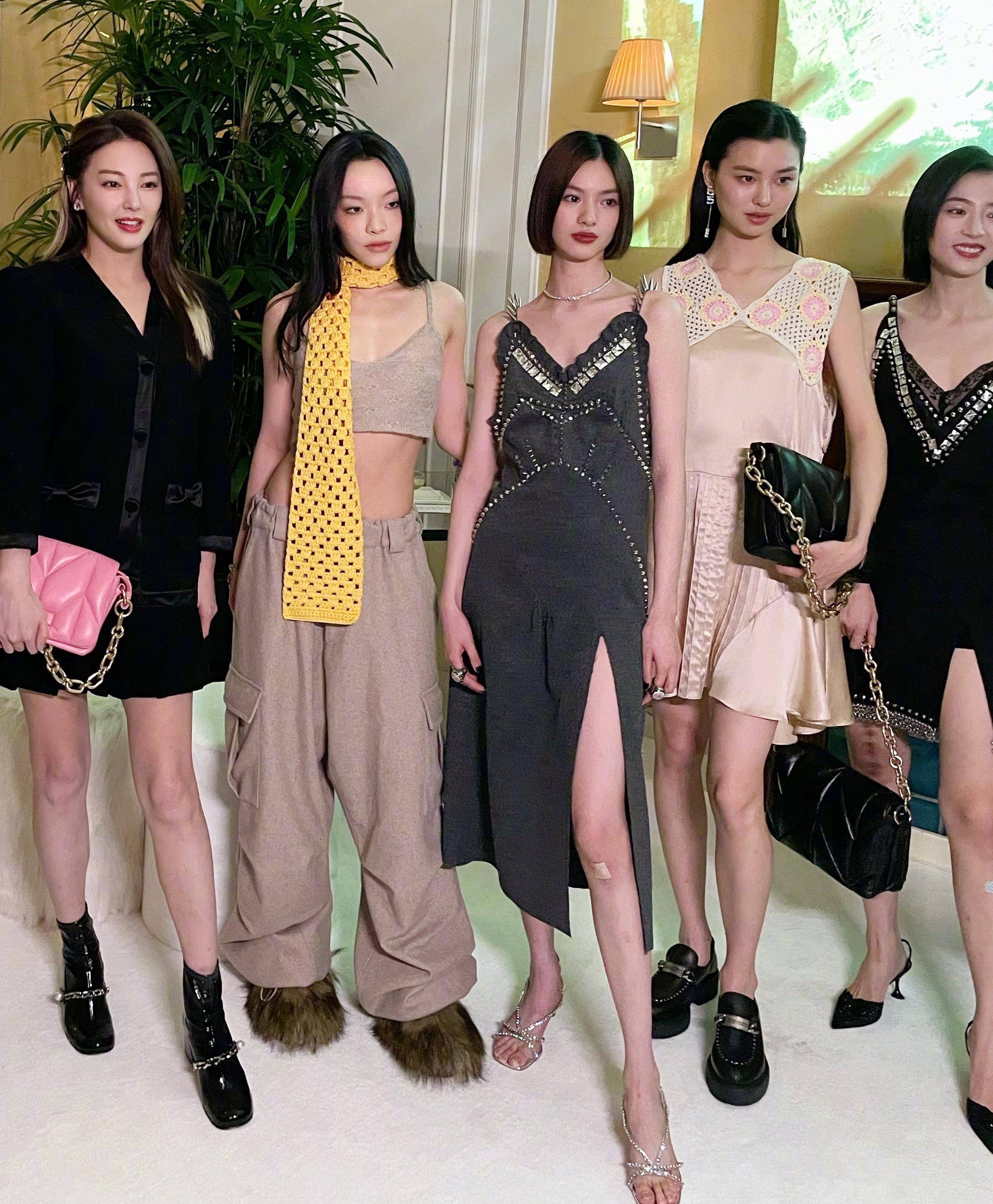 眼睛敢穿敢秀与超模同框不输,和娜扎同台也出彩!乔欣悄悄逆袭太惊艳