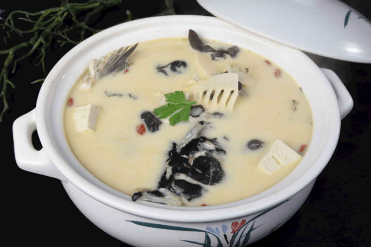 这款鱼头汤好喝又养胃,而且还带有一定的解酒效果,醉酒以后喝一点