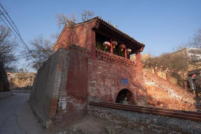 洪福寺,是被世间忽视的存在,山门穿堡墙而过,守门师傅介绍,大殿建于