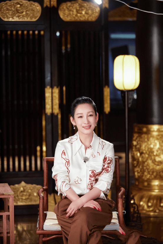 大气 秦海璐气质越来越好了！穿V领黑色西装，镜头下皮肤看不见毛孔