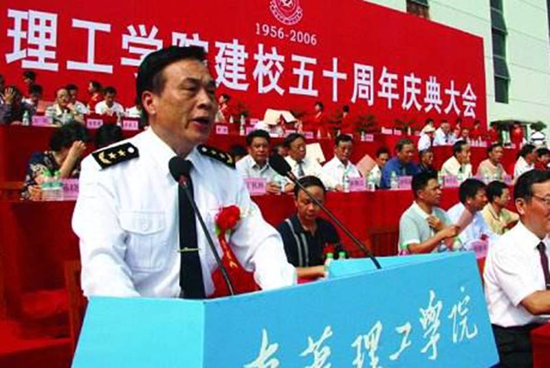 邬华扬的读书成绩非常好,不管是小学初中还是高中,成绩都是名列前茅.