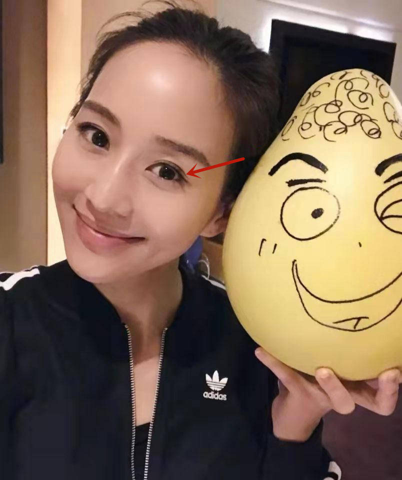 鞠婧祎明星所谓素颜暗藏多少“心机”？睫毛堪比苍蝇腿，脸和脖子有色差