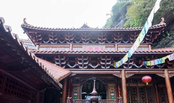 广西也有悬空寺，修在悬崖峭壁的天然洞穴之中，苏东坡也曾游过