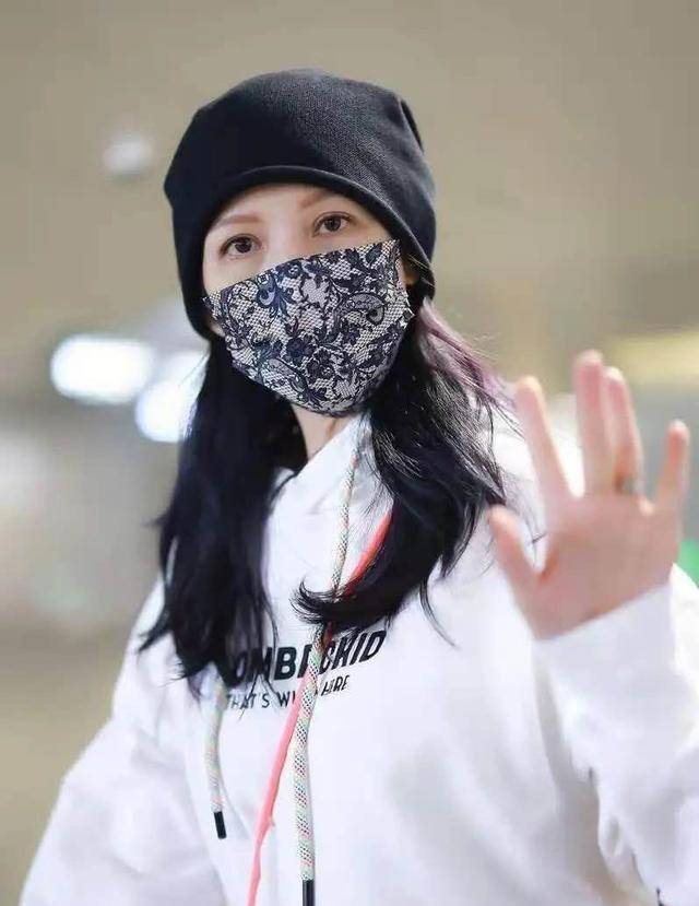 卫衣 蔡少芬上了年纪反而更美，穿卫衣走机场好俏皮，看着仍像“少女”