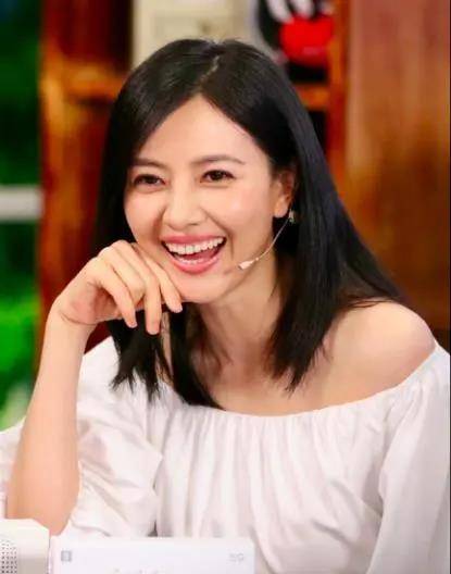 直播间高圆圆罕见现身汪涵直播间，眼角细纹“难抵岁月消磨”，尽显老态