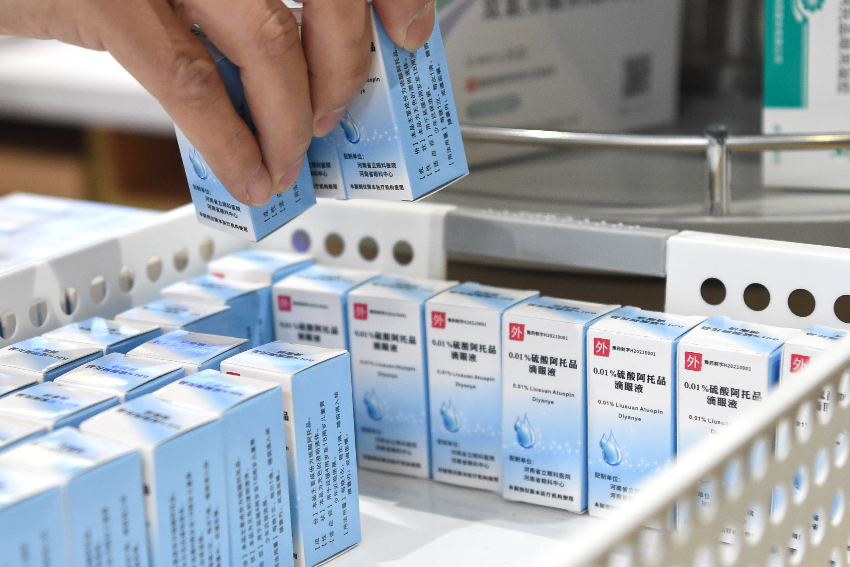 河南首个阿托品滴眼液获批上架 引家长排队购买 浓度 硫酸 孩子