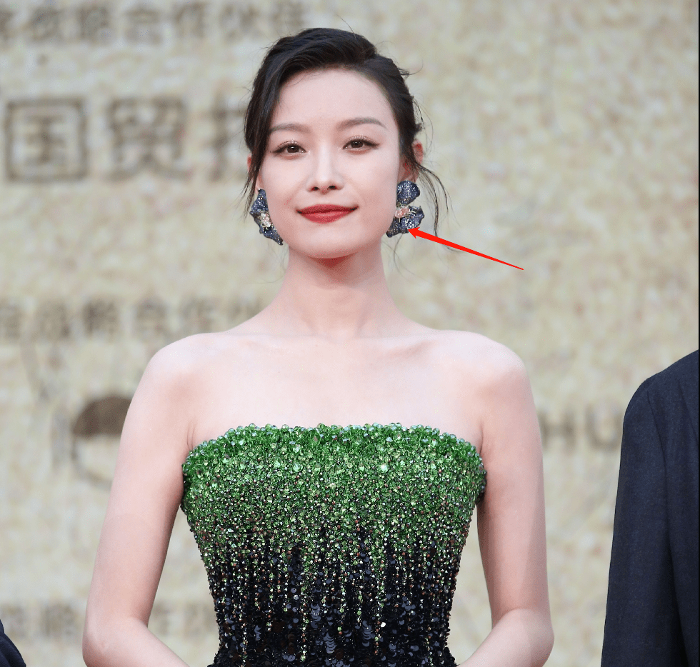 不过在媒体的高清镜头下特写下,倪妮的脸部状态暴露无遗,脸型肉眼可见