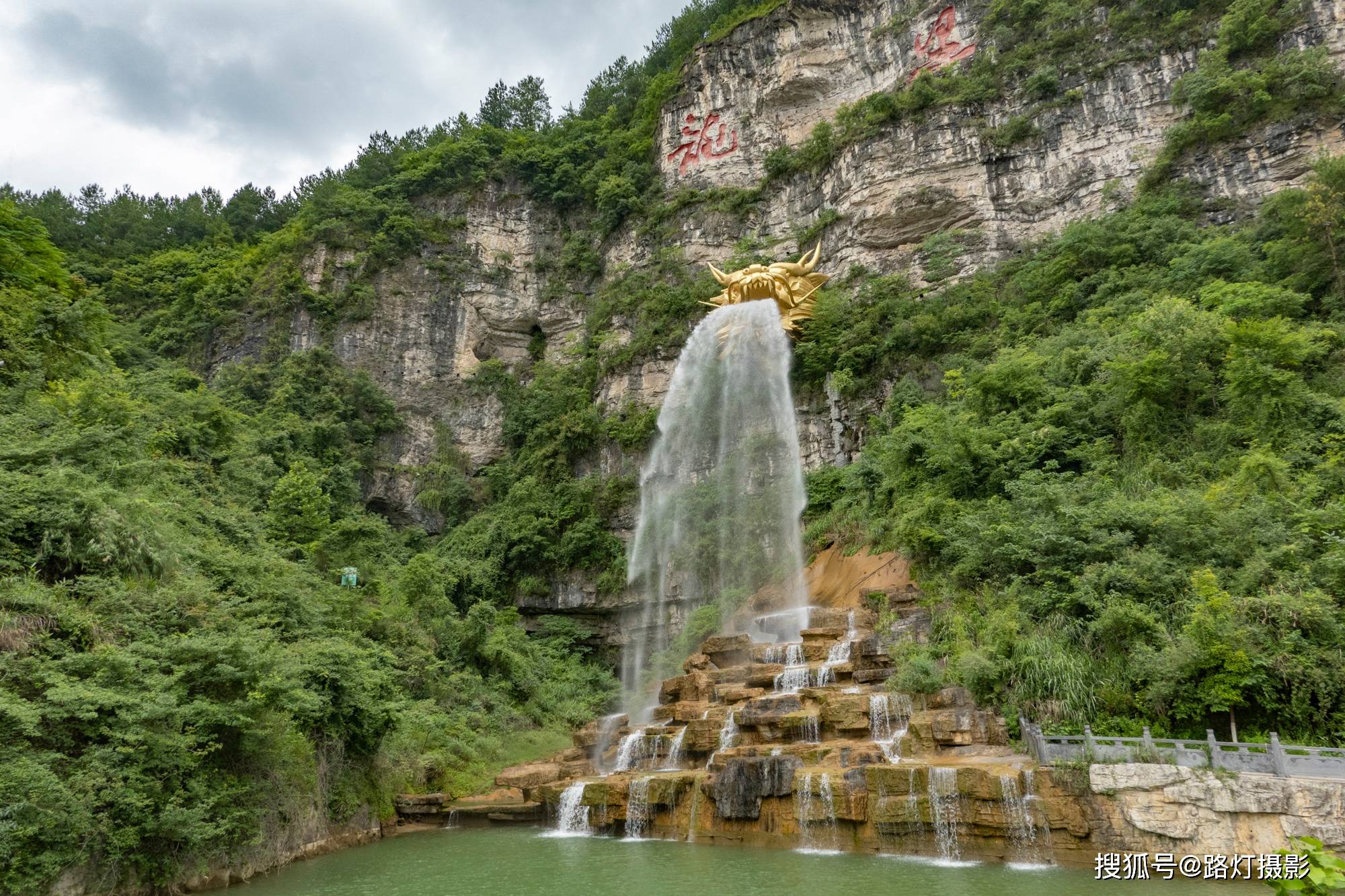 悬崖|盘点贵州独一无二的小众景点，神秘的石头城堡，悬崖上挂黄金龙头