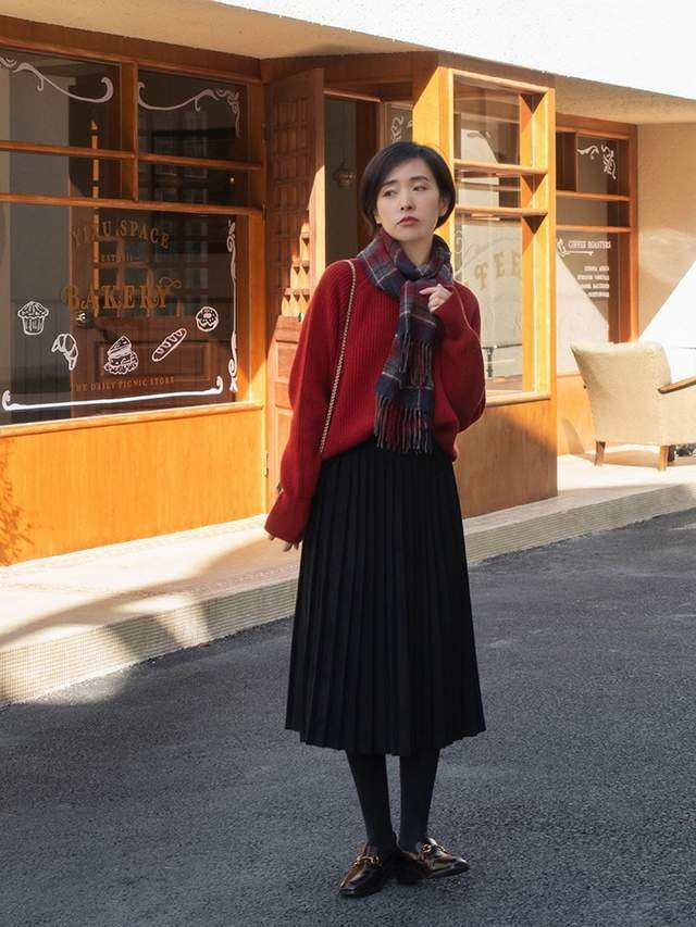 黑色 喜庆的红色毛衣，这样穿更显气质，很适合跨年穿，太接地气了