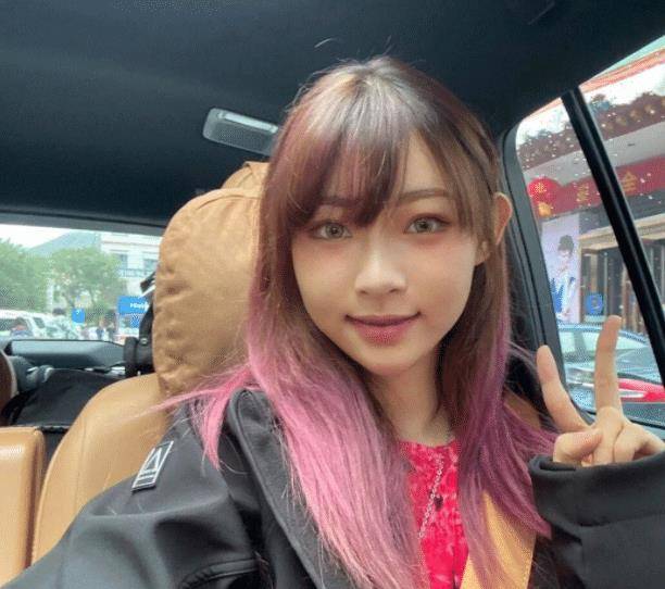 女神“机车女神”痞幼素颜曝光，脸胖肤黑似路人，网友：化妆改变命运