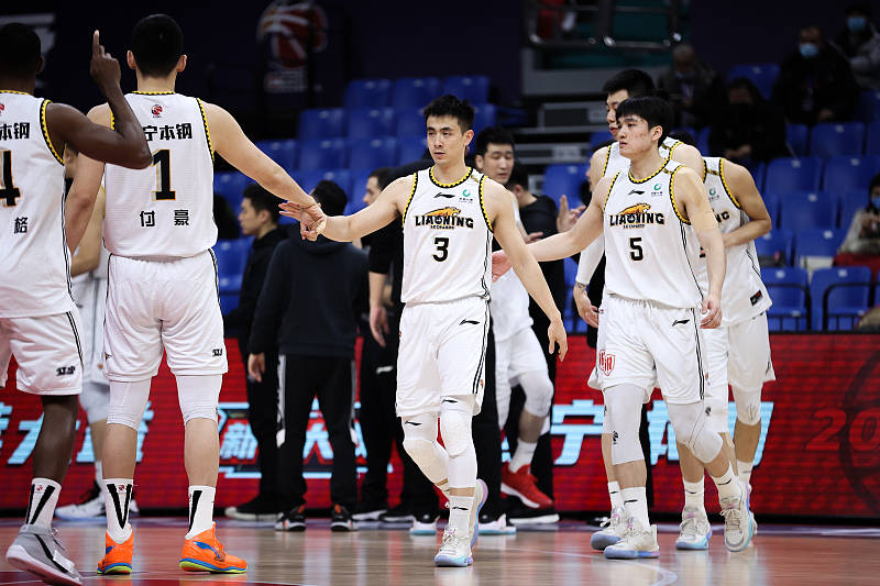 辽宁男篮梦幻开局郭艾伦全力以赴广东单节10分杜锋怒斥全队