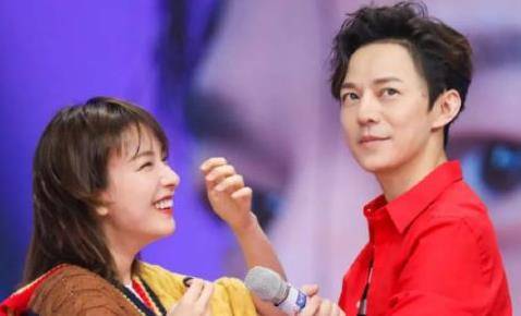 穿越|何炅和吴昕相拥,天天兄弟秀戒指,尴尬了多少人?