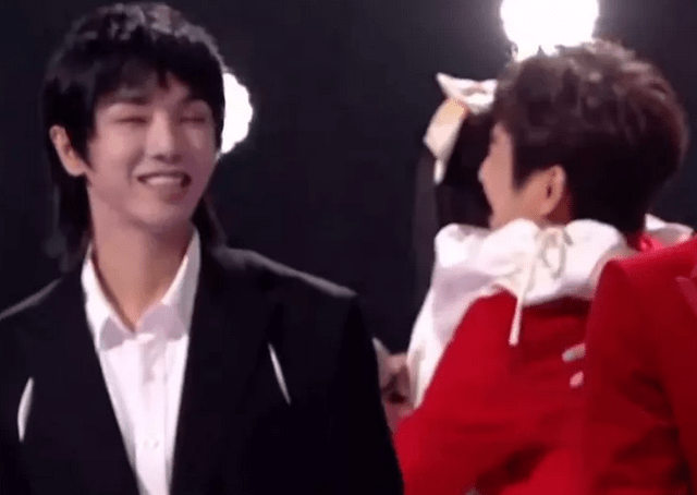 零点|那些藏在跨年夜中的感人时刻！何炅穿过人群拥抱吴昕，整破防了