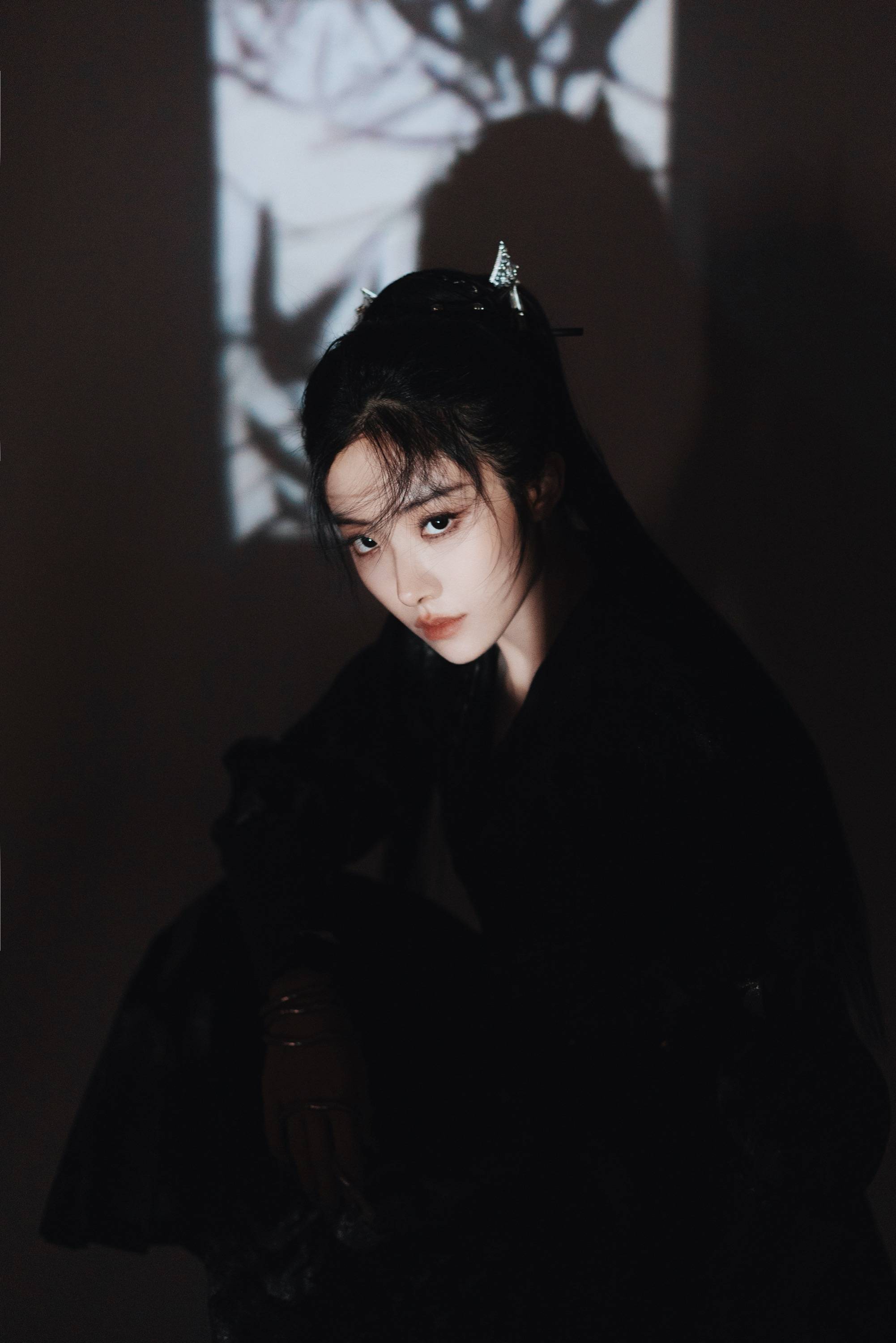 21年12月初组合解散,回归内地歌手,演员身份,喻言的颜值,身材,实力都