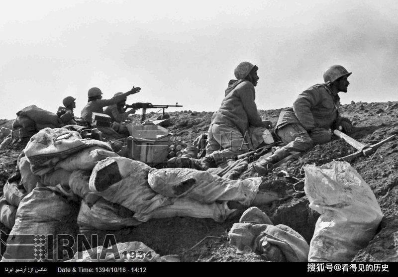 两伊战争的老照片 战壕里满是死尸 看着就恐怖
