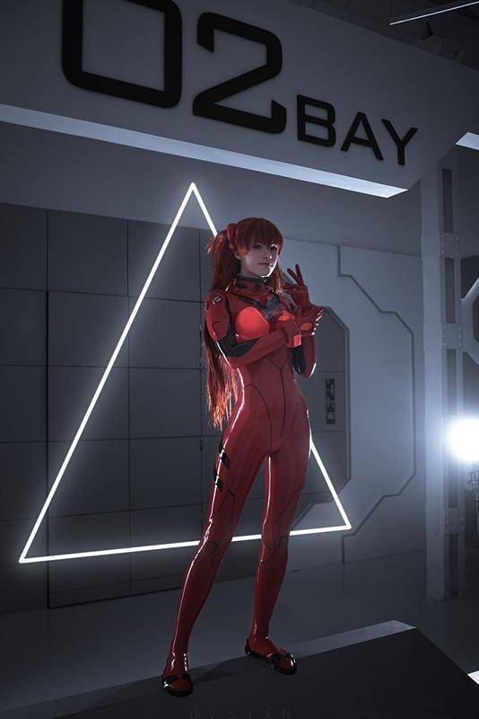 这位小姐姐穿着一身红色的胶衣,完美地呈现了明日香的身材,给人带来很