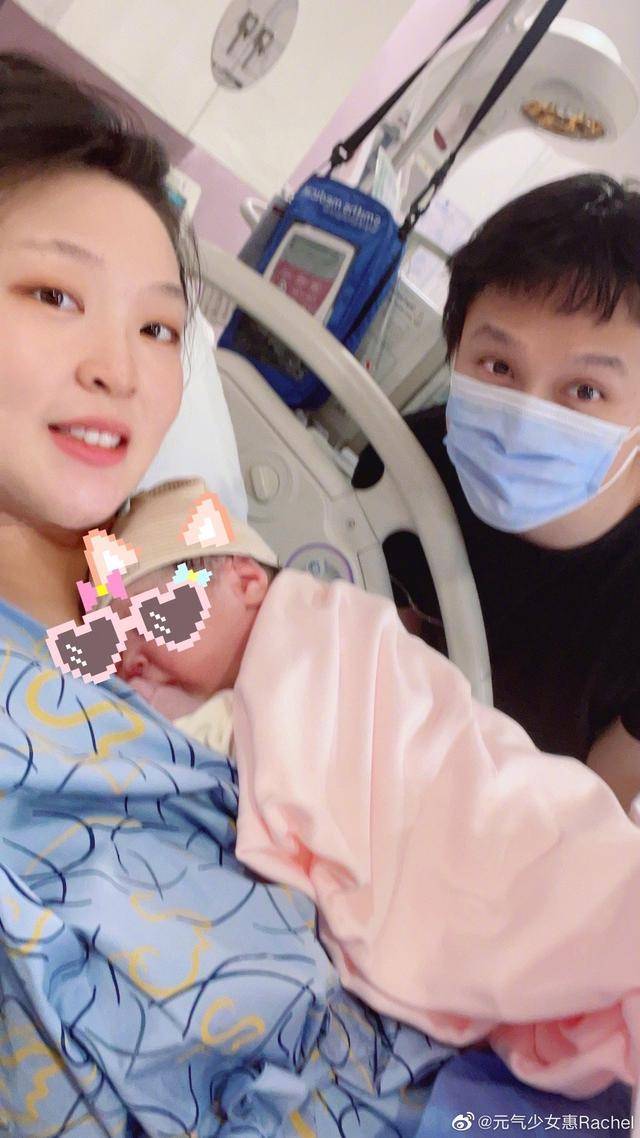 女儿|3口之家！惠若琪和老公，抱女儿拍照！30岁女排前队长，美丽幸福