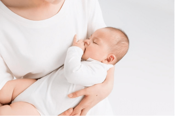 奶水不足和乳房大小有关系吗？如何判断宝宝是否吃饱,掌握方法很重要