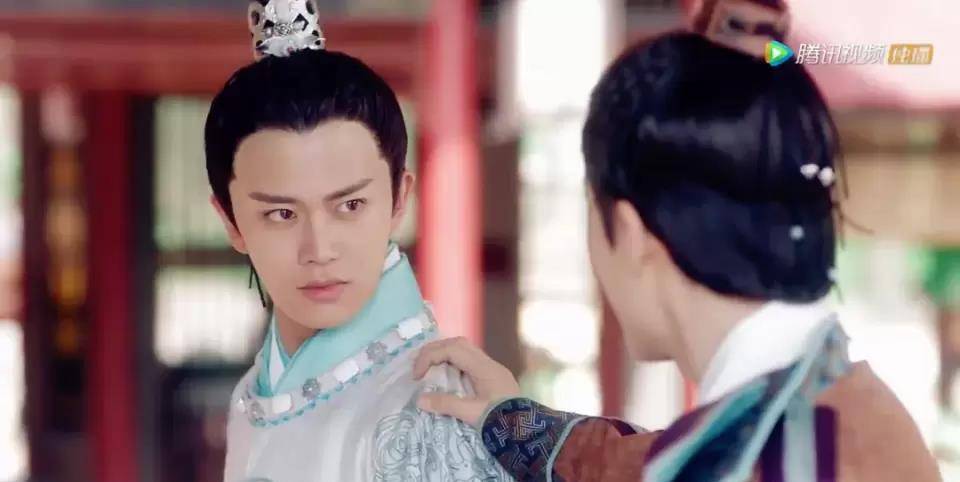 发型为什么迪丽热巴的脸上总有两根刘海?