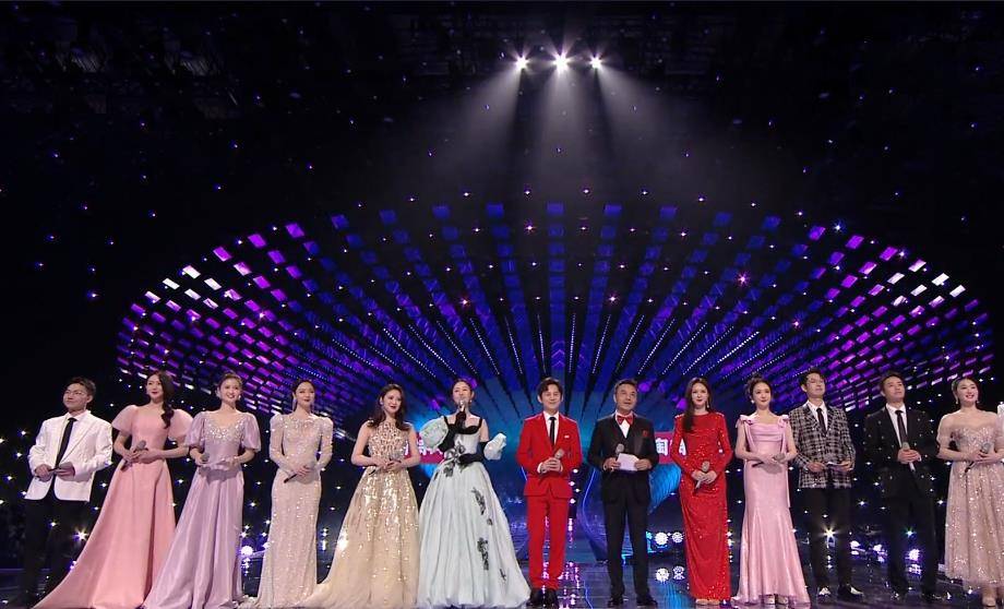 穿越|何炅和吴昕相拥,天天兄弟秀戒指,尴尬了多少人?