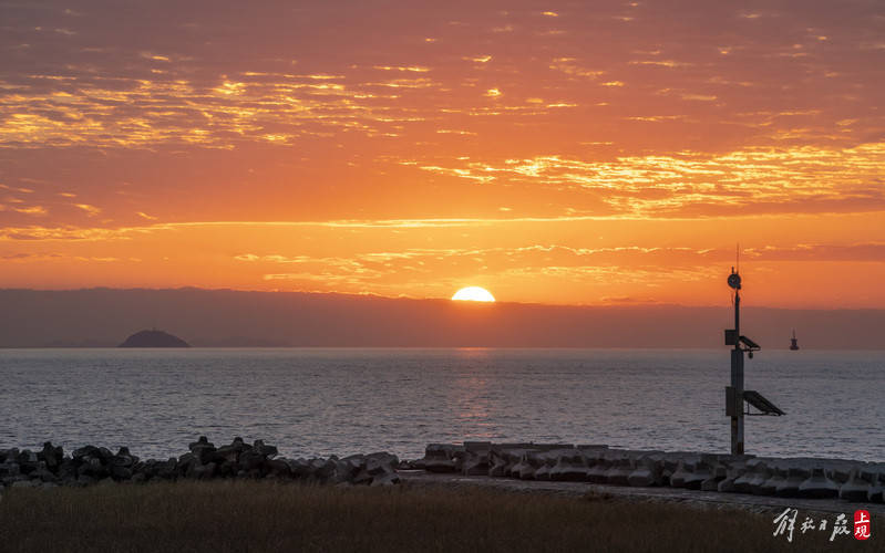 新年太阳海面升起在临港迎接2022年上海第一缕阳光