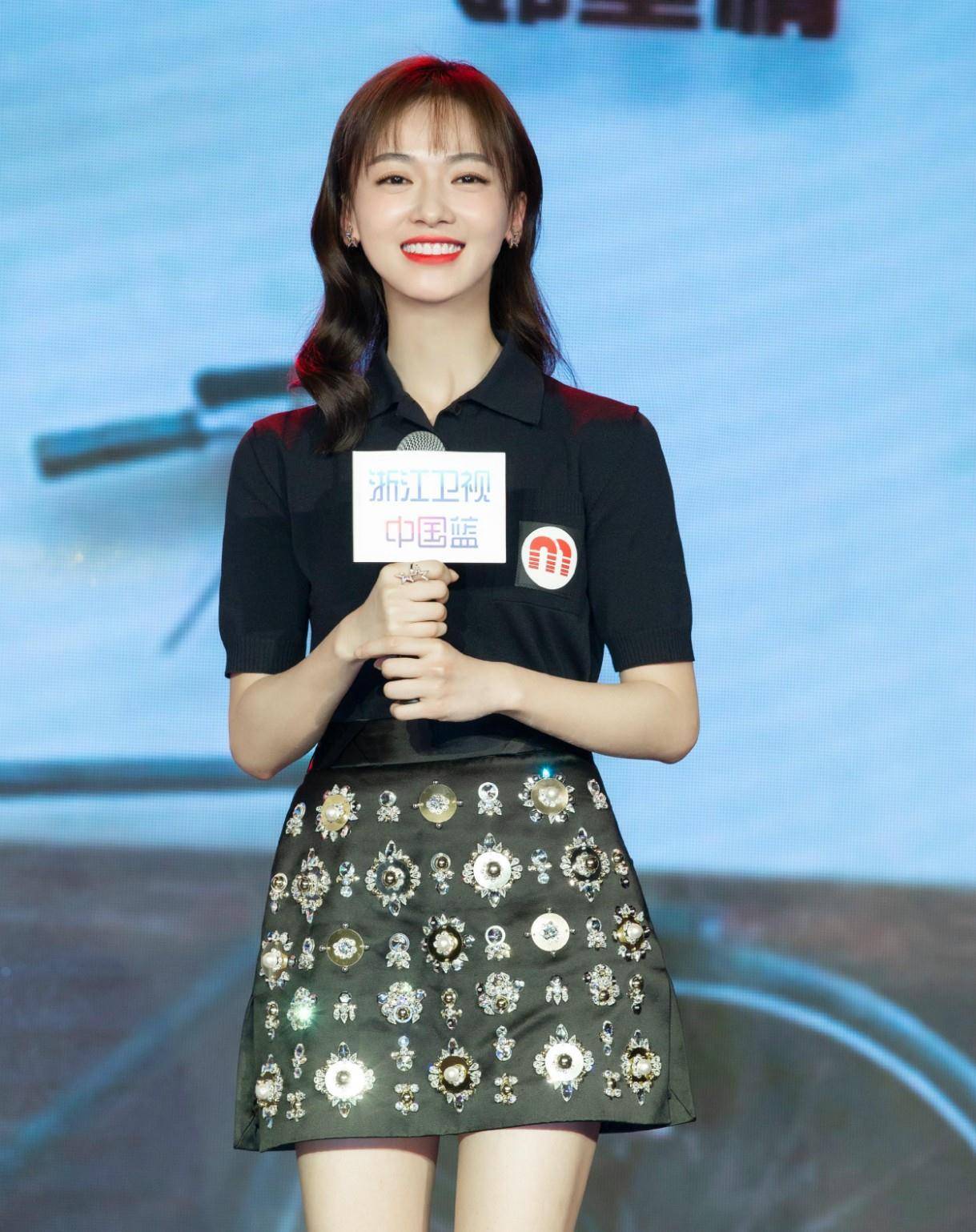 历史 吴谨言牛仔衫配直筒裤，内搭“彩虹衣”俏皮可爱，一点不像29岁