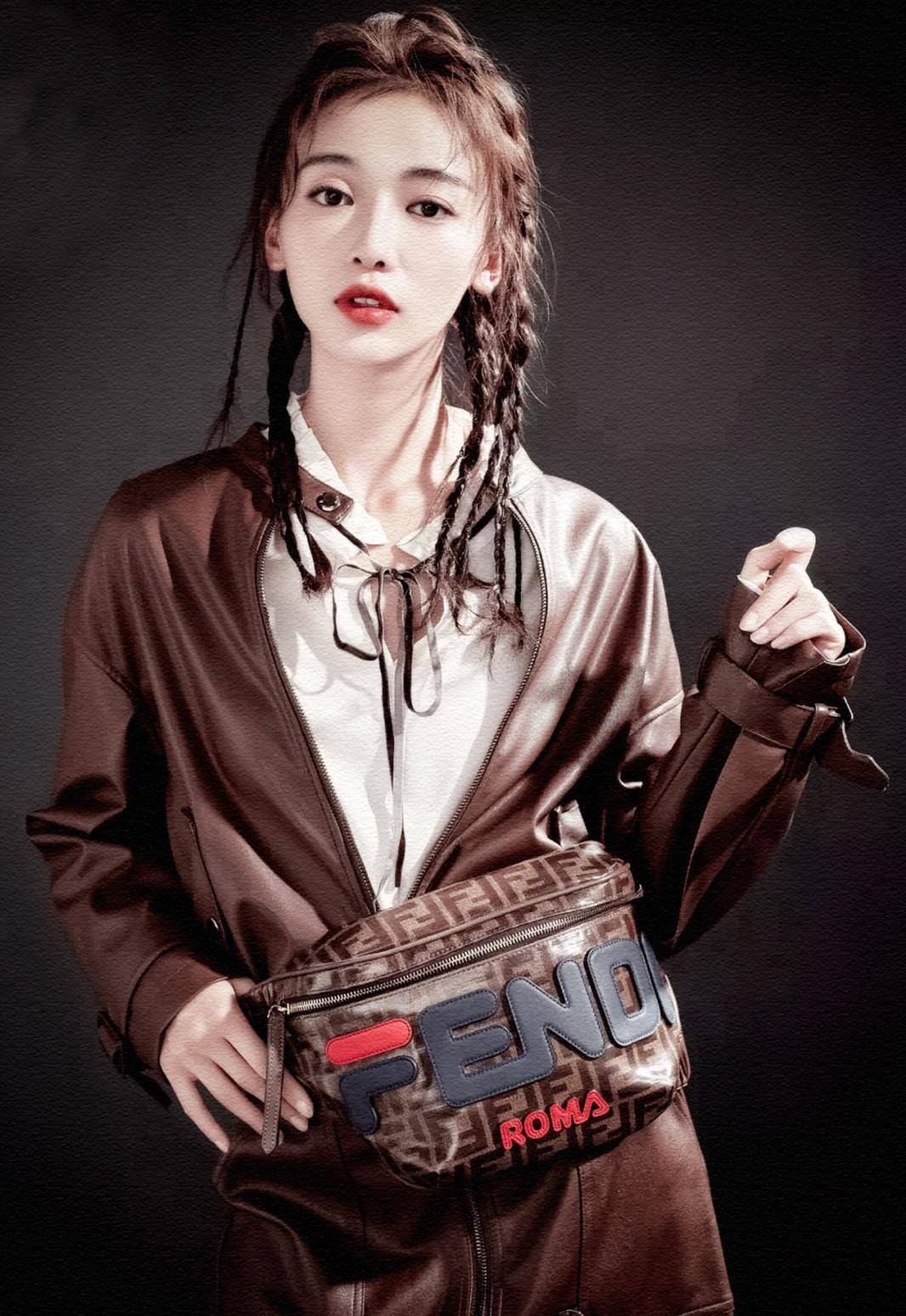 历史 吴谨言牛仔衫配直筒裤，内搭“彩虹衣”俏皮可爱，一点不像29岁