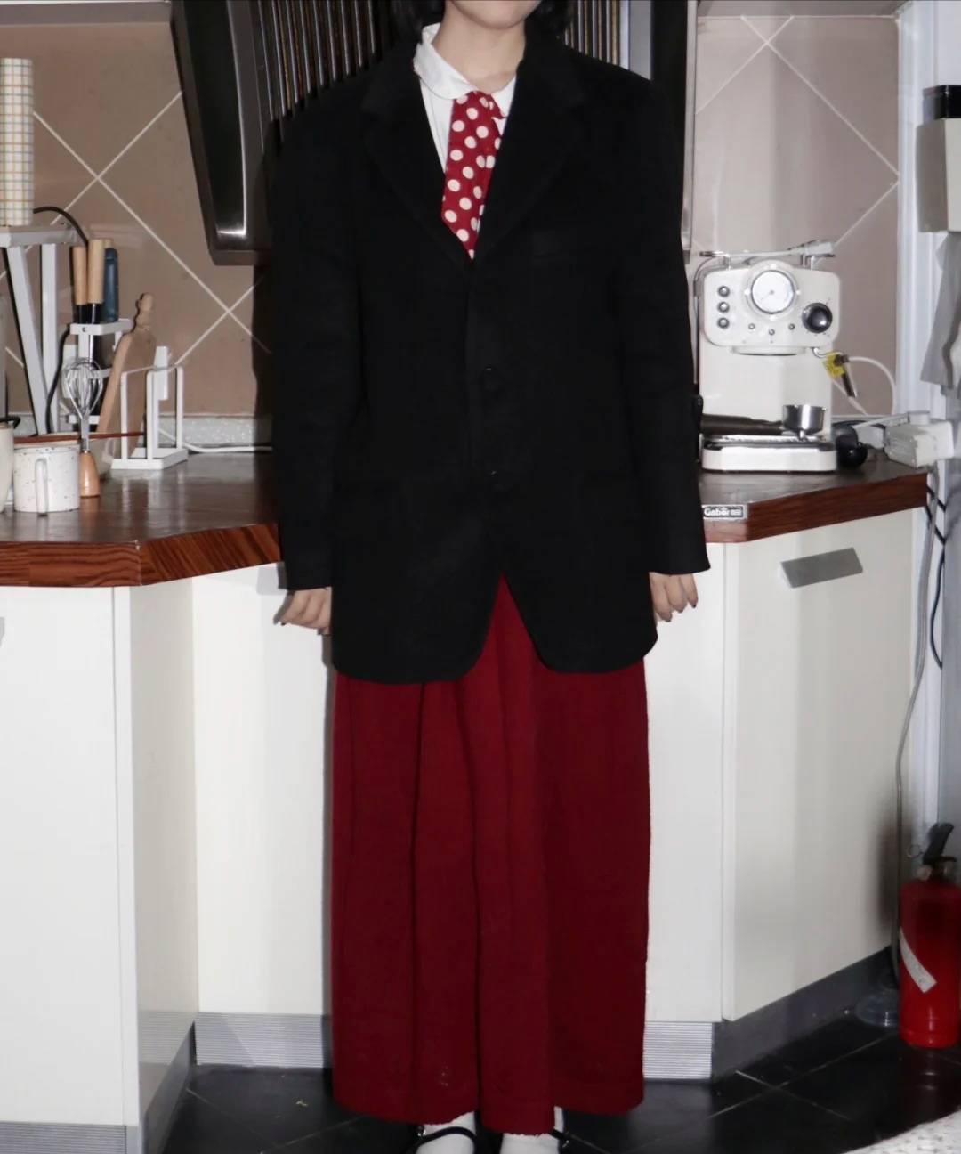 黑色 过年打造时尚穿搭,建议少穿“红一套”,这几种配色更吸睛