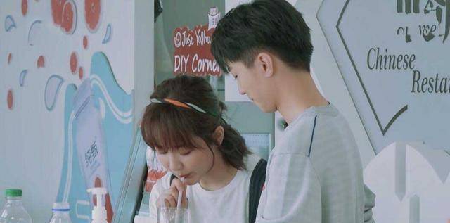 因为|《中餐厅》黄晓明给大家喂西瓜，谁注意到他的手了？