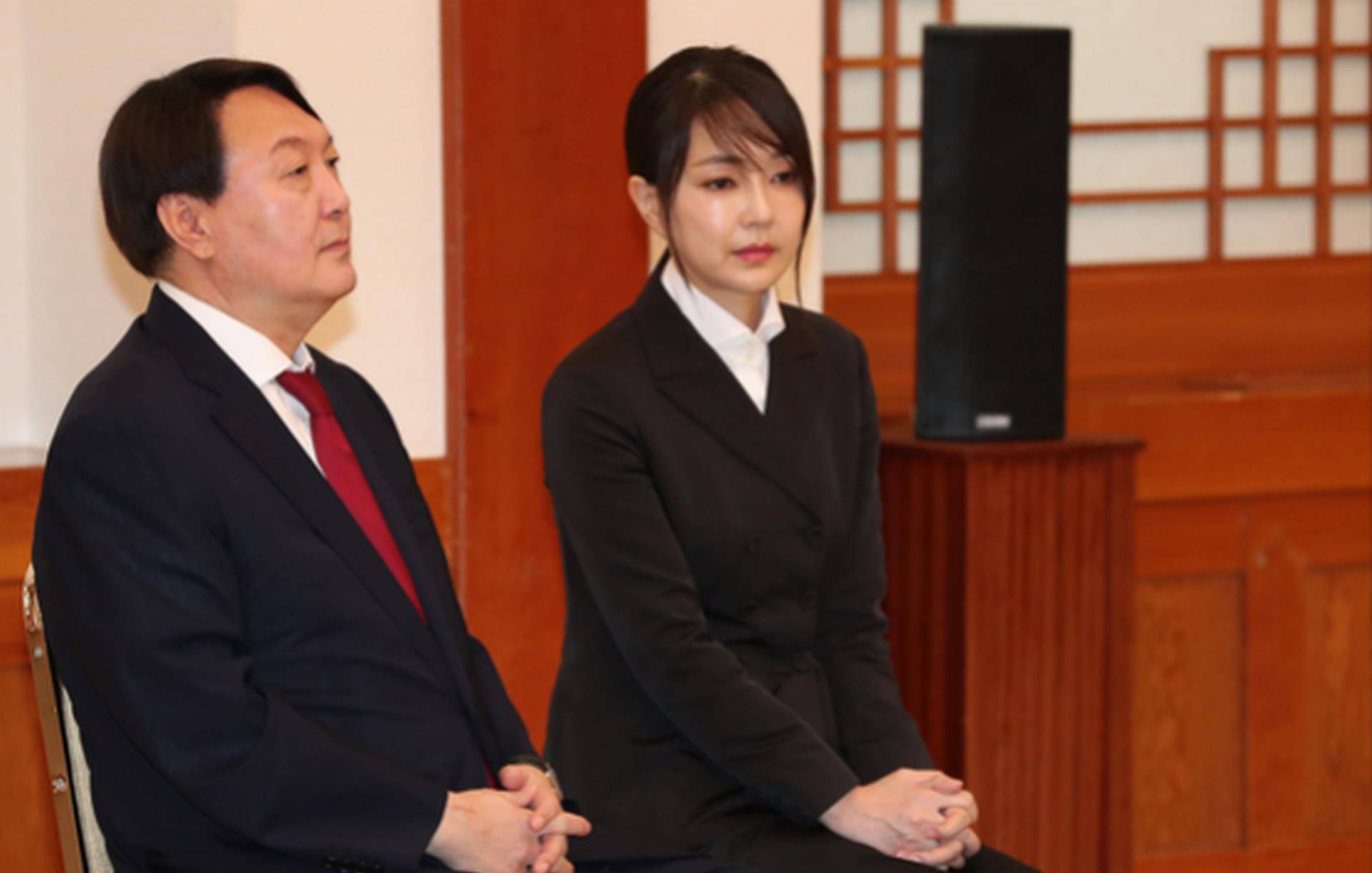 妻子与张行长在卧室 献妻张行长第2部分阅读