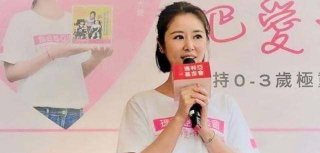 发型林心如剪短发不好看？扎半丸子头美了不止一点点，选对发型很关键