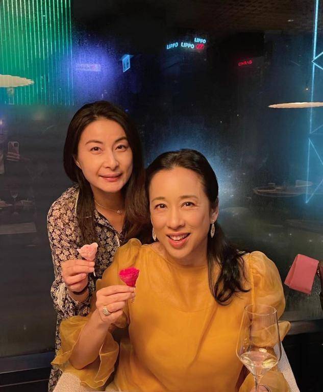 郭晶晶 郭晶晶和老公穿汉服看秀，老公儒雅贵气认不出，她秒变江南俏娘子