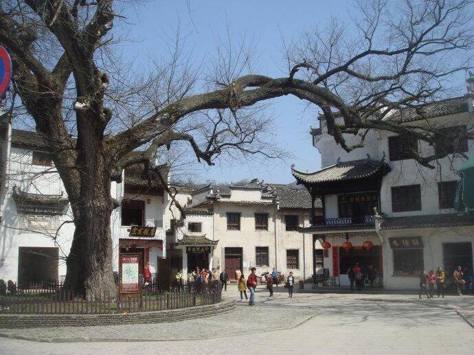 安徽黄山宏村镇，明清建筑140多栋，还有闻名全国的南湖书院