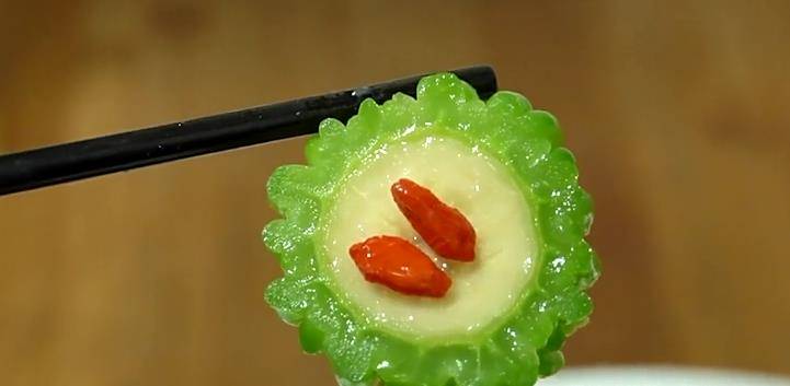 做法|苦瓜别再炒了,加点香蕉和此物,苦中带甜,既能做凉菜又能做零食